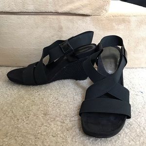 Bandolino Black Wedged Sandals with Elastic Straps